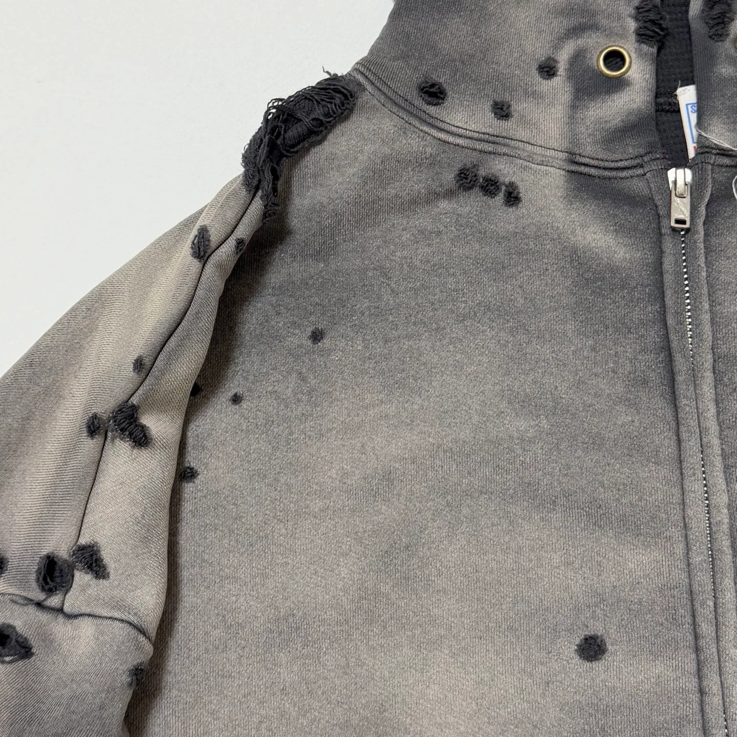 SAINT Mxxxxxx DBL FACE ZIP UP HOODIE/CHARCOAL Double-layer destroyed waffle zipper jacket, washed black S-XL, a style that has been used in the summer. After continuous fine polishing, it has finally been shipped. The finished product is simply a work of art. Super heavy washing to make the weather look old. Multiple water fades. Excessive manual wormhole damage processing. Deconstruction and reorganization embroidery technology. Custom-made zipper with LOGO. The color details of the zipper webbing are also correct. Original grade fruit main label and wash water label. Top purchasing grade. A layer of waffle fabric is added to the inner lining to make the overall texture stronger and increase the comfort and warmth of the wearer.